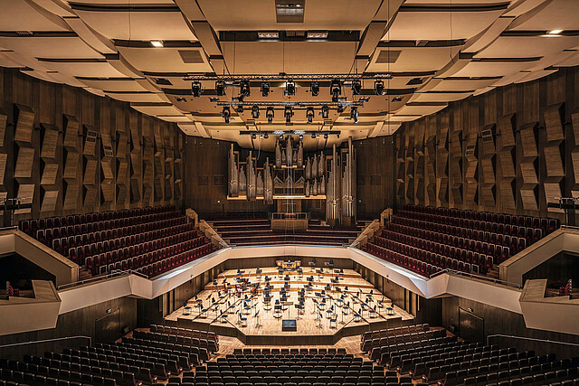 Reducing infection risks in a concert hall