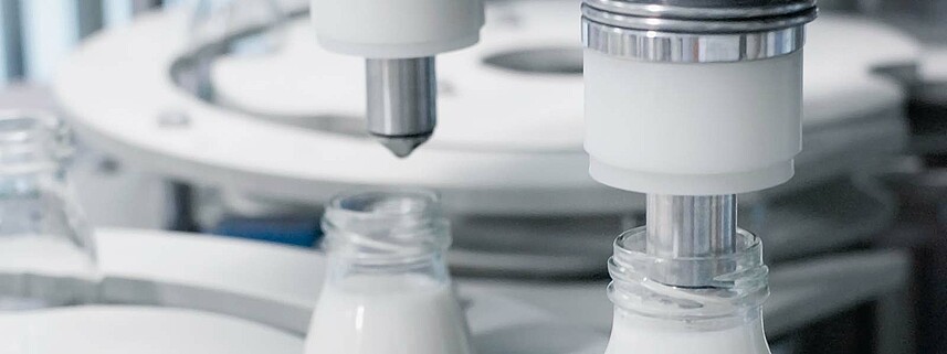 Automatisierte Abfüllanlage in der Milchproduktion